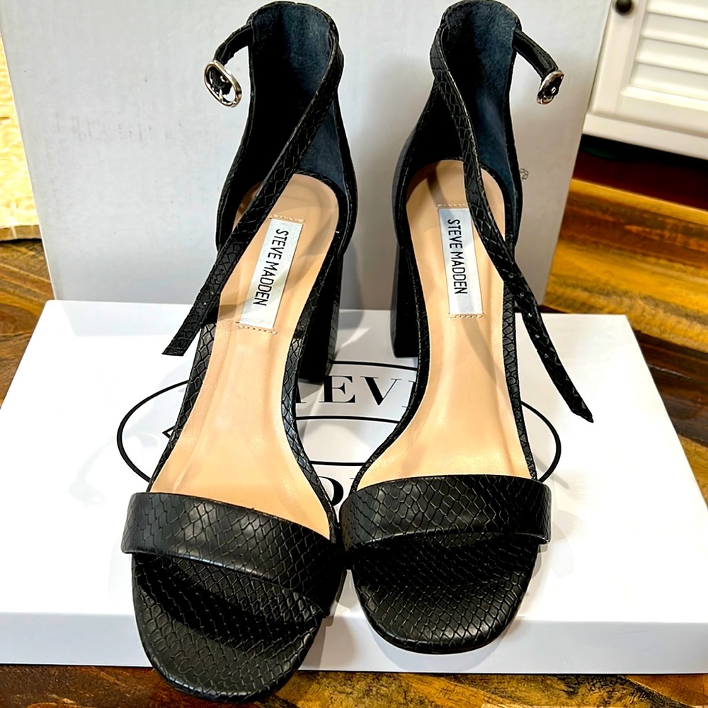 STEVE MADDEN BRAND NEW SANDALS SIZE 7.5